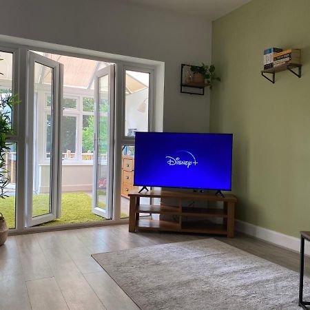 Accessible 3-Bedroom Bungalow With Patio +Driveway Саутгемптон Екстер'єр фото